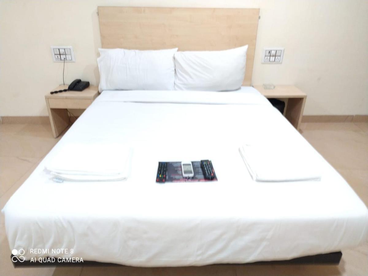 U Life Hotel มุมไบ ภายนอก รูปภาพ