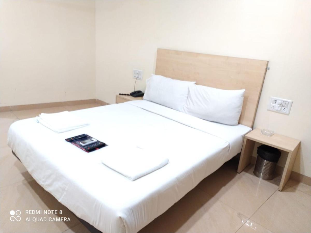 U Life Hotel มุมไบ ภายนอก รูปภาพ